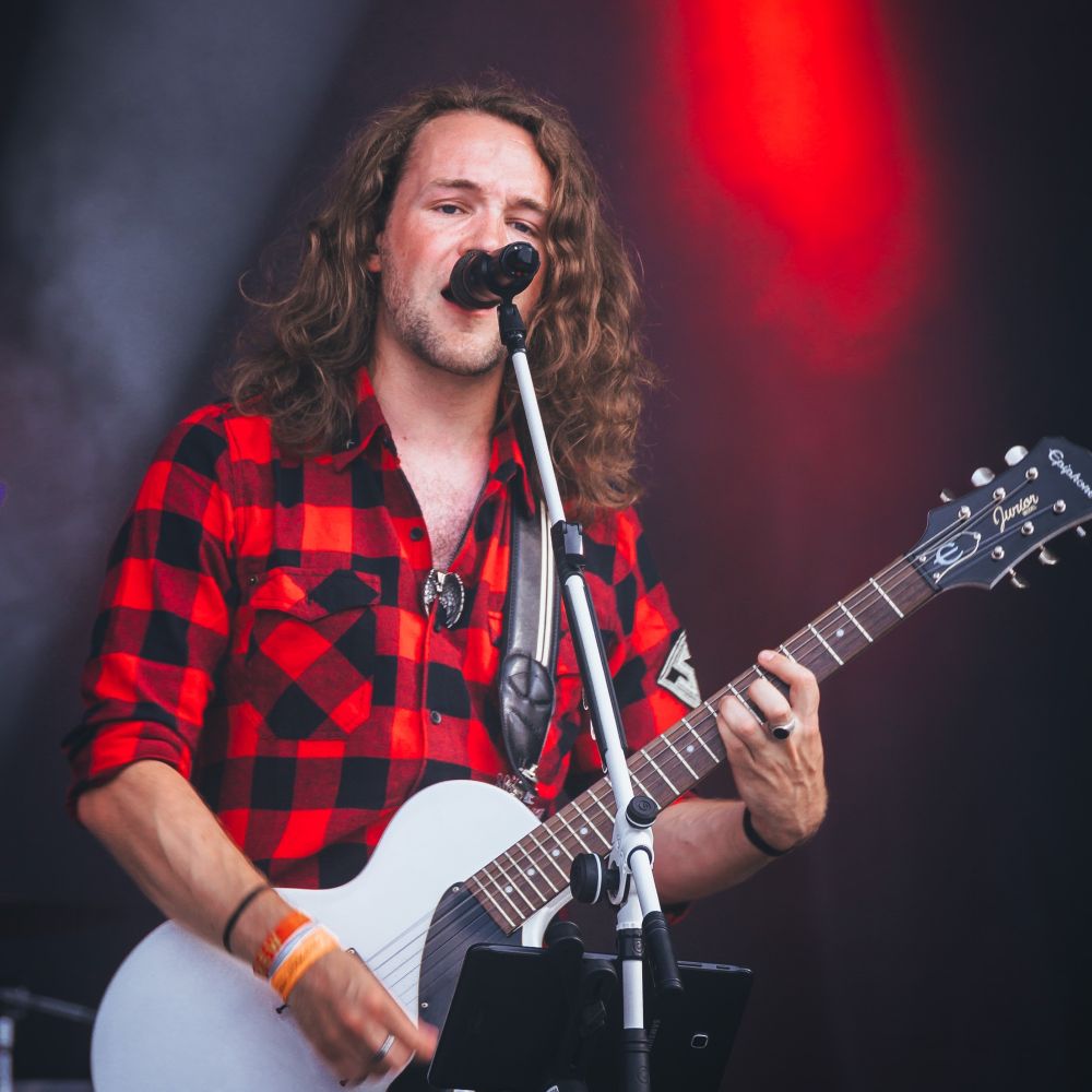 about-luca-3 profile picture of the front man and guitarist Luca from the invictus about page